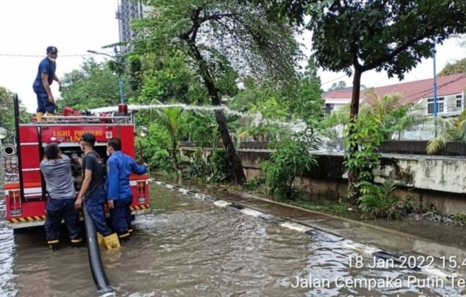 Petugas Damkar memompa genangan air di kawasan Cempaka Putih, Jakarta, Selasa 18 Januari 2022. 