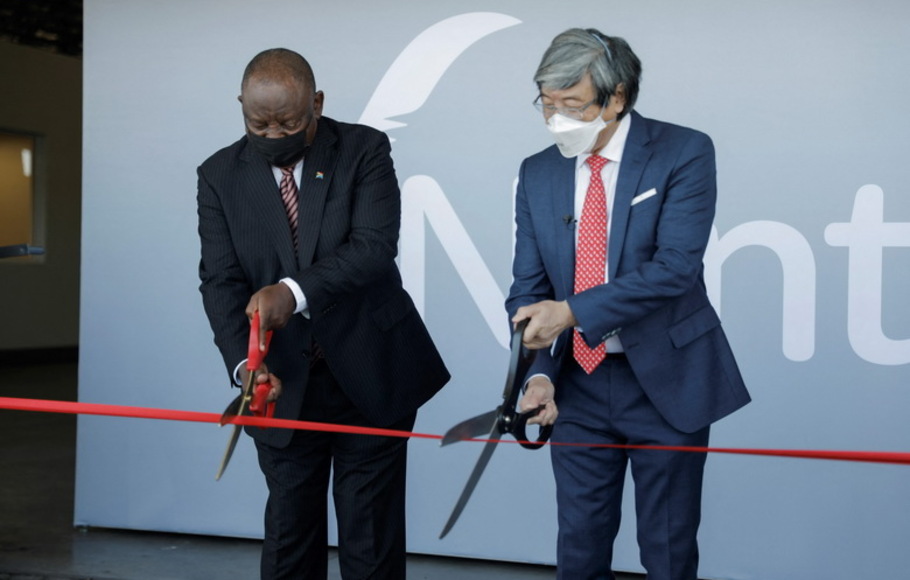 Presiden Afrika Selatan Cyril Ramaphosa (kiri) dan pendiri NantWorks Dr Patrick Soon-Shiong (kanan) memotong pita saat peluncuran NantSA, kampus pembuatan vaksin masa depan di Brackengate, Cape Town, Afrika Selatan pada Rabu 19 Januari 2022. 