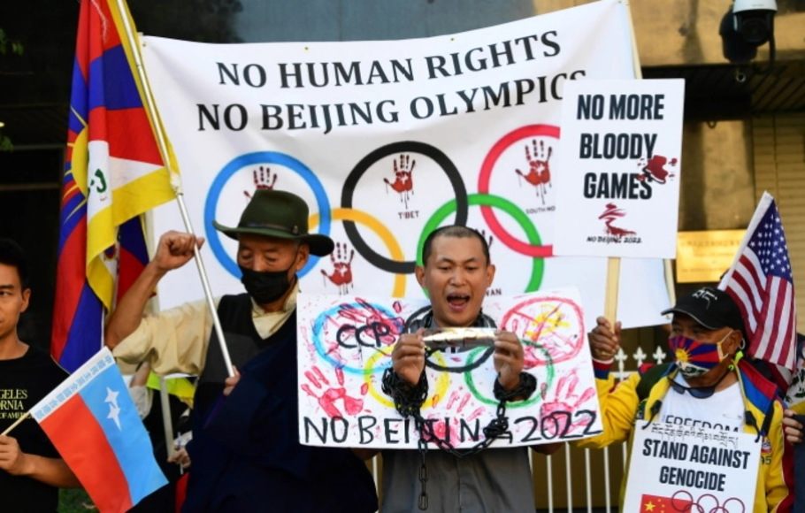 Aktivis unjuk rasa di depan Konsulat Tiongkok di Los Angeles Aktivis unjuk rasa di depan Konsulat Tiongkok di Los Angeles, California, AS pada 3 November 2021, menyerukan pemboikotan Olimpiade Musim Dingin Beijing 2022 karena kekhawatiran tentang catatan hak asasi manusia Tiongkok