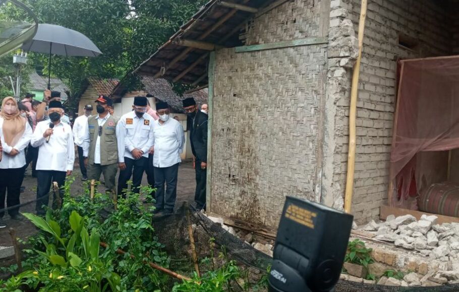 Wakil Presiden KH Ma'ruf Amin meninjau rumah milik Bahrudin yang rusak akibat gemp di Kampung Cibeulah Desa Munjul Pandeglang, Kamis, 20 Januari 2022.