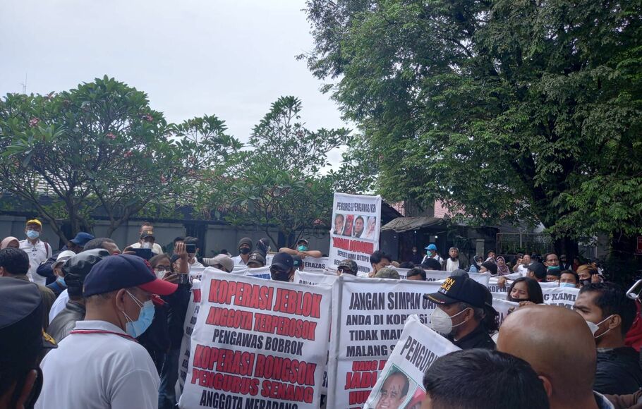 Ratusan nasabah Koperasi Sejahtera Bersama (KSB) menggelar aksi unjuk rasa di kantor KSB yang ada di Jalan Pajajaran, Kecamatan Bogor Tengah, Kota Bogor, Kamis, 20 Januari 2022.
