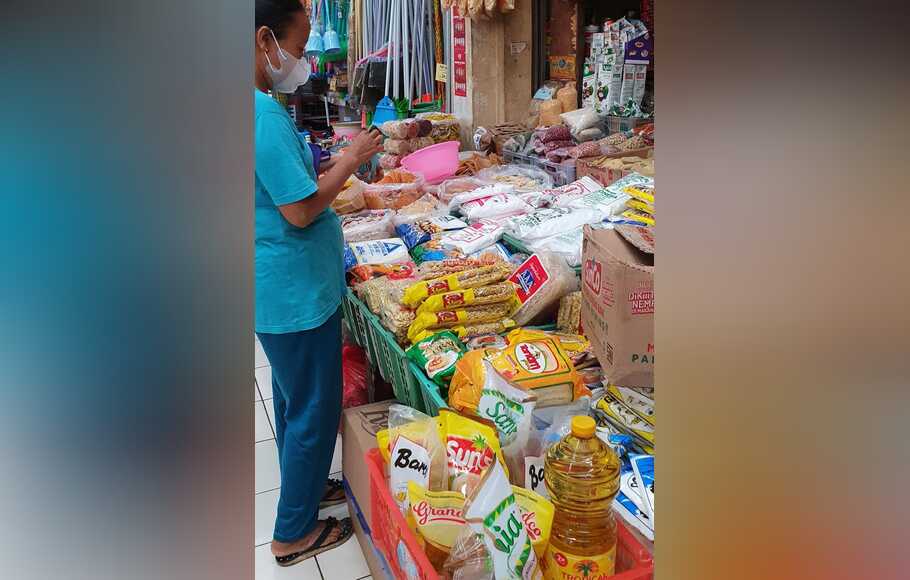 Seorang ibu berbelanja minyak goreng di Pasar Bengkok Tangerang, Kamis, 20 Januari 2022.