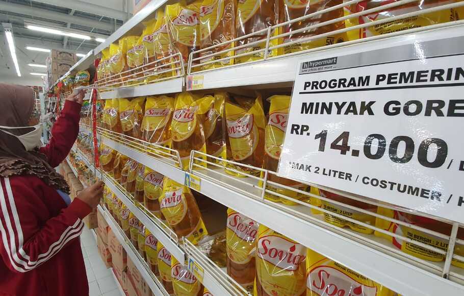 Minyak goreng yang dijual Rp 14.000 per liter di retail modern.