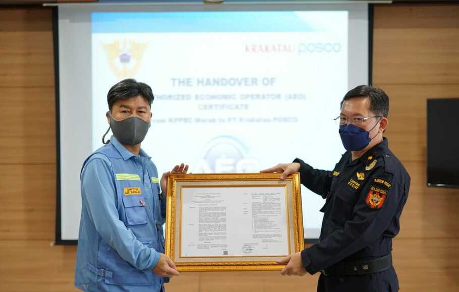 Kepala Kantor KPPBC Madya Pabean Merak, Beni Novri, menyerahkan sertifikat Authorized Economic Operator (AEO) kepada 
Direktur Produksi Krakatau Posco, Lee Sang Ho, di Cilegon, Banten. 