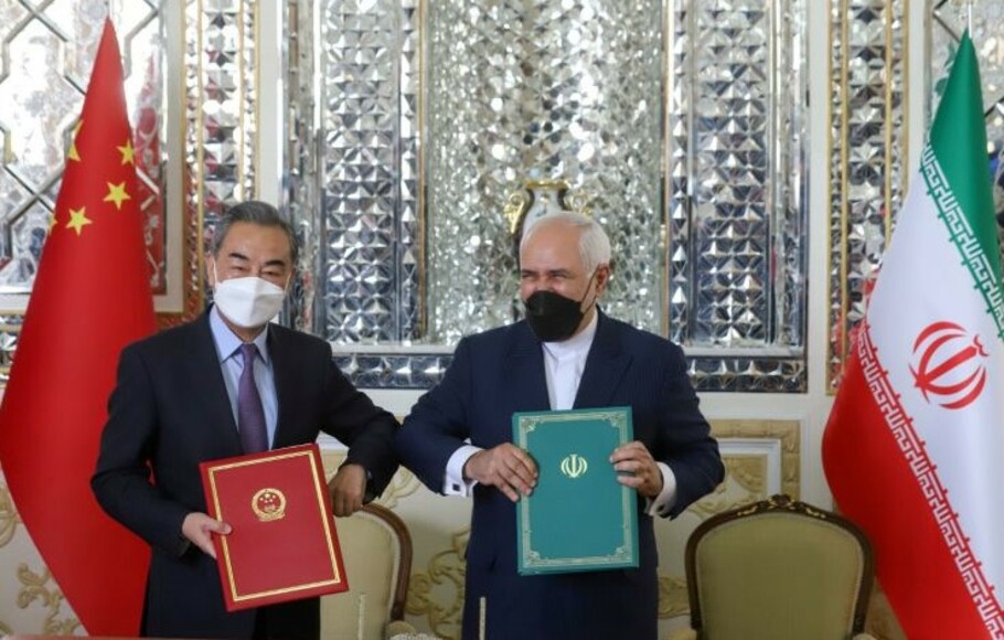 Menlu Iran Mohammad Javad Zarif dan Menlu Tiongkok Wang Yi saling menyentuhkan siku saat upacara penandatanganan 25 tahun kesepakatan kerja sama, di Teheran, Iran, 27 Maret 2021.