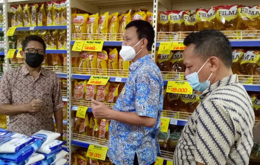 Dinas Perdagangan dan Perindustrian Kota Bekasi memantau ketersedian stok minyak goreng satu harga di beberapa toko ritel modern, Kamis, 20 Januari 2022.