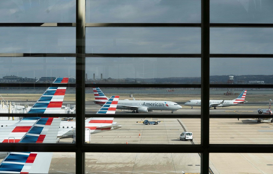 Pesawat maskapai American Airlines parkir di Bandara Nasional Ronald Reagan Washington di Arlington, Virginia, pada 18 Januari 2022.