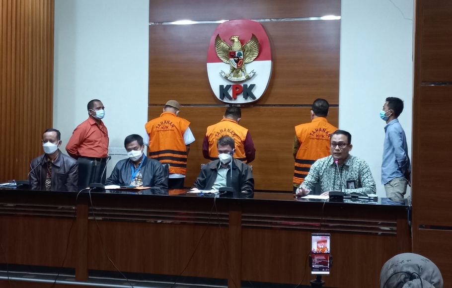 KPK menetapkan Hakim PN Surabaya Itong Isnaeni Hidayat sebagai tersangka kasus dugaan suap penanganan perkara, dalam jumpa pers di gedung KPK, Kamis, 20 Januari 2022, malam