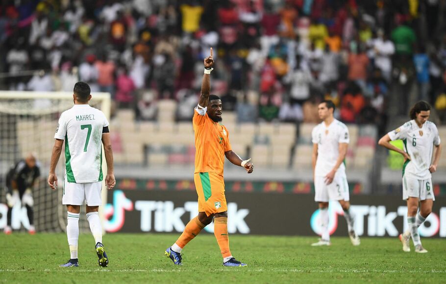 Bek Pantai Gading, Serge Aurier (tengah), merayakan gol ketiga timnya yang dicetak Nicolas Pepe ke gawang Aljazair dalam penyisihan Grup E Piala Afrika, di Stade de Japoma, Douala, Kamis, 20 Januari 2022.