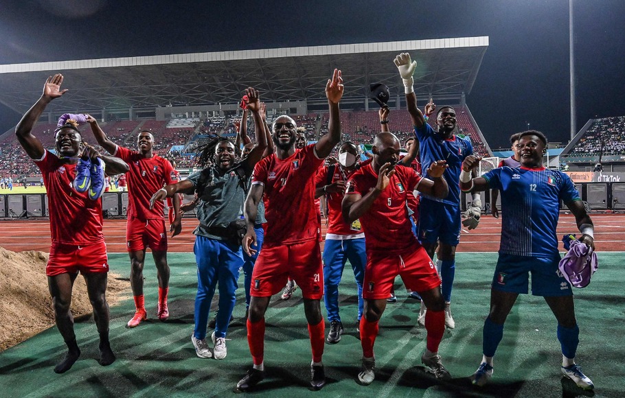 Pemain Guinea Ekuatorial merayakan keberhasian lolos ke 16 besar Piala Afrika setelah menundukkan Sierra Leone dalam partai penyisihan Piala Afrika di Stadion Limbe, Kamis, 20 Januari 2022. 