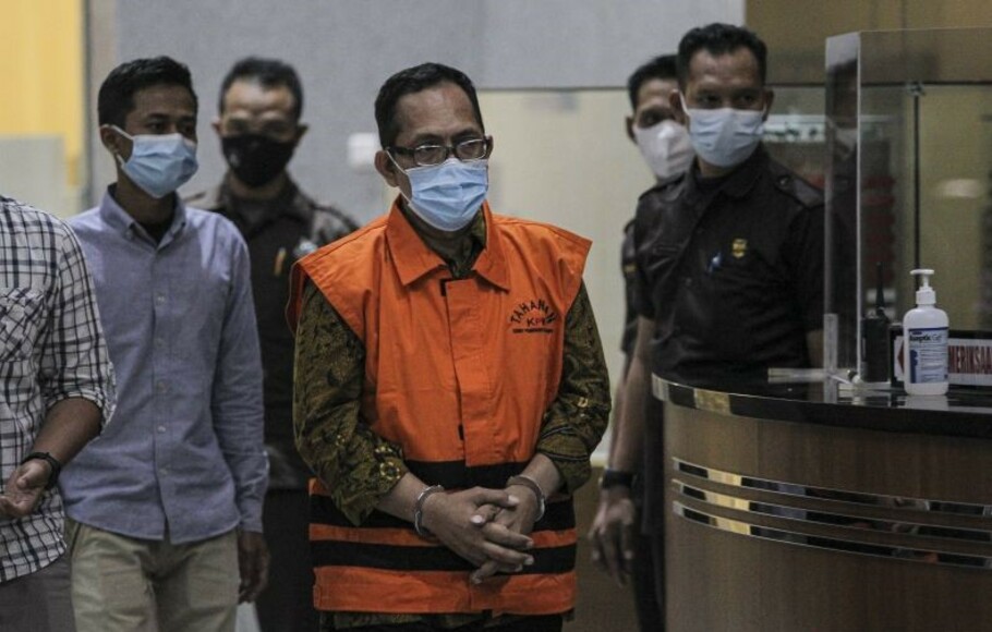 Hakim Pengadilan Negeri (PN) Surabaya Itong Isnaeni Hidayat (tengah) mengenakan rompi tahanan seusai menjalani pemeriksaan di Gedung KPK, Jakarta, Kamis, 20 Januari 2022.  