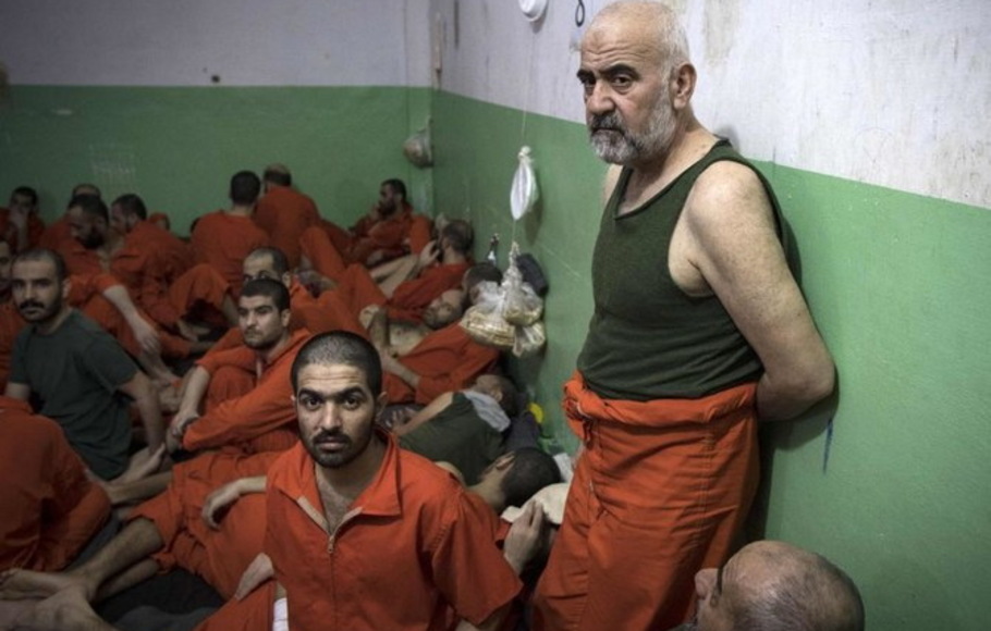 Para tahanan yang diduga berafiliasi dengan ISIS tampak berada di penjara Ghwayran, Al-Hasakah, Suriah pada 26 Oktober 2019.