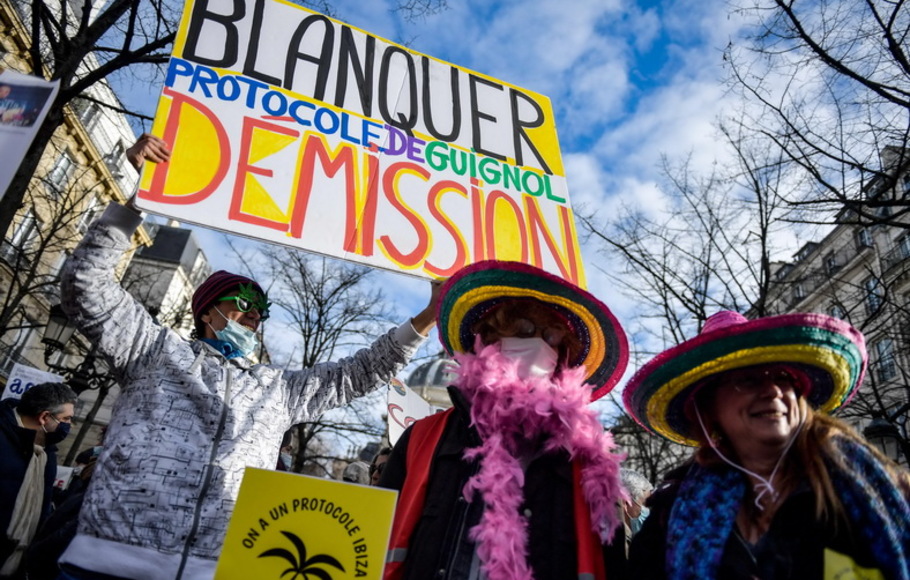 Orang-orang mengambil bagian dalam demonstrasi sebagai bagian dari hari mogok nasional yang diserukan oleh serikat guru dan staf sekolah Prancis untuk memprotes penanganan pemerintah terhadap krisis Covid-19 di sekolah-sekolah di Paris pada Kamis 20 Januari 2022. 