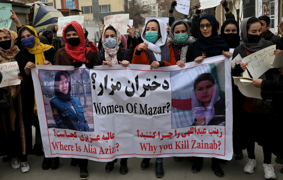 Para wanita Afghanistan berbaris saat mereka meneriakkan slogan-slogan dan memegang spanduk ketika aksi protes hak-hak perempuan di Kabul pada Minggu 16 Januari 2022. 