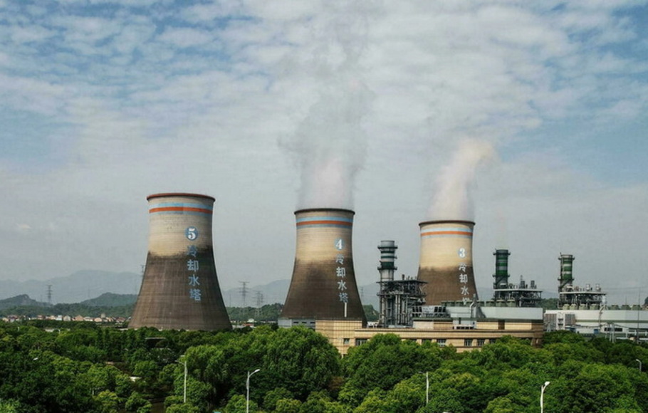 Pembangkit listrik tenaga panas yang memicu emisi gas rumah kaca terlihat di Hangzhou, di provinsi Zhejiang timur, Tiongkok, pada 16 Juli 2021.