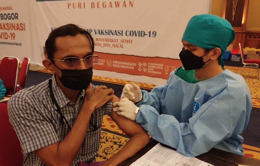 Salah seorang wartawan mendapatkan vaksinasi ketiga booster di Puri Begawan, Kota Bogor, Jumat 21 Januari 2022.