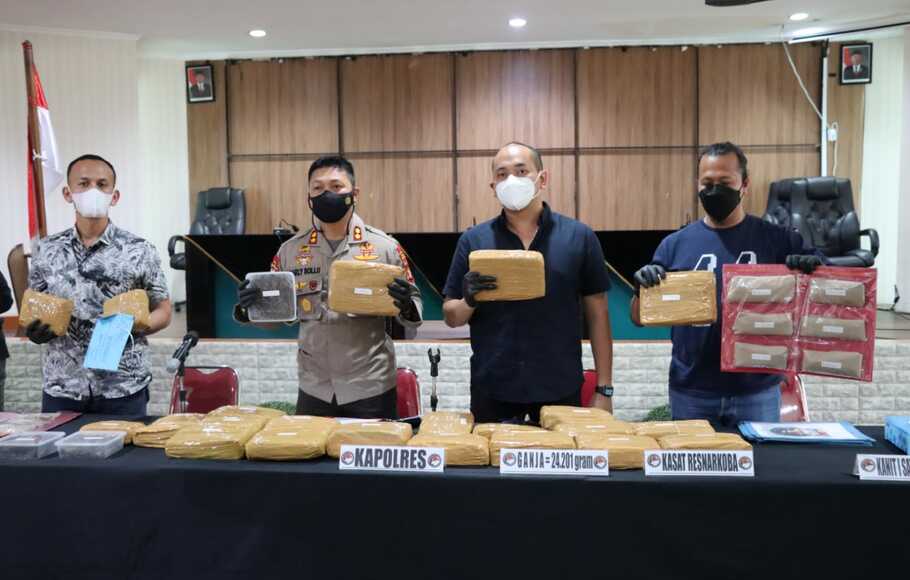 
Jumpa pers pengungkapan kasus Narkoba jenis ganja seberat 24,201 kg yang berhasil digagalkan Polres Tangerang Selatan yang dilakukan oleh Kapolres Tangerang Selatan, AKBP Sarly Sollu yang dilaksanakan di Mapolres Tangsel, Jumat, 21 Januari 2022.