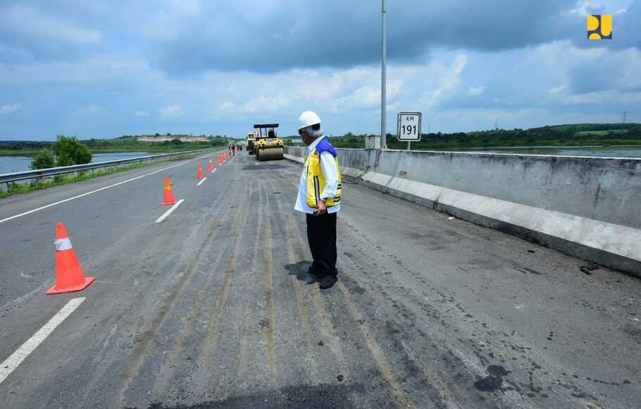 Menteri PUPR pantau pembangunan jalan tol Sumetera, Jumat, 21 Januari 2022.
