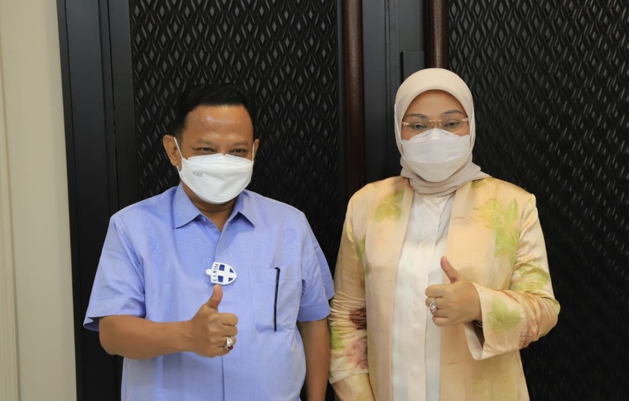 Bupati Situbondo, Karna Suswandi (kiri) foto bersama sesuai berbicara soal BLK di Jakarta, Jumat, 21 Januari 2022.