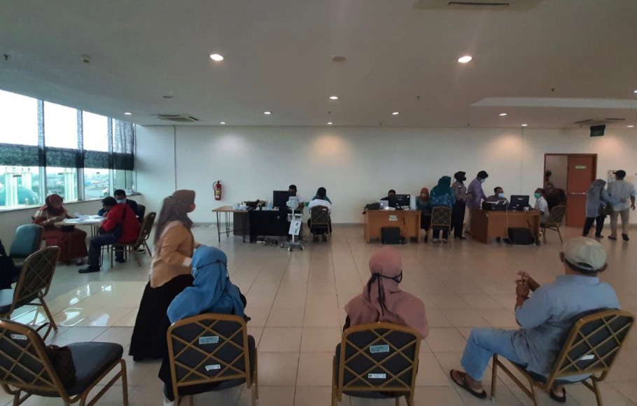 Pemkot Bekasi buka layanan vaksinasi booster di RSUD dr Chasbullah Abdulmadjid tiap Senin, Rabu dan Jumat pukul 09.00-13.00 WIB.