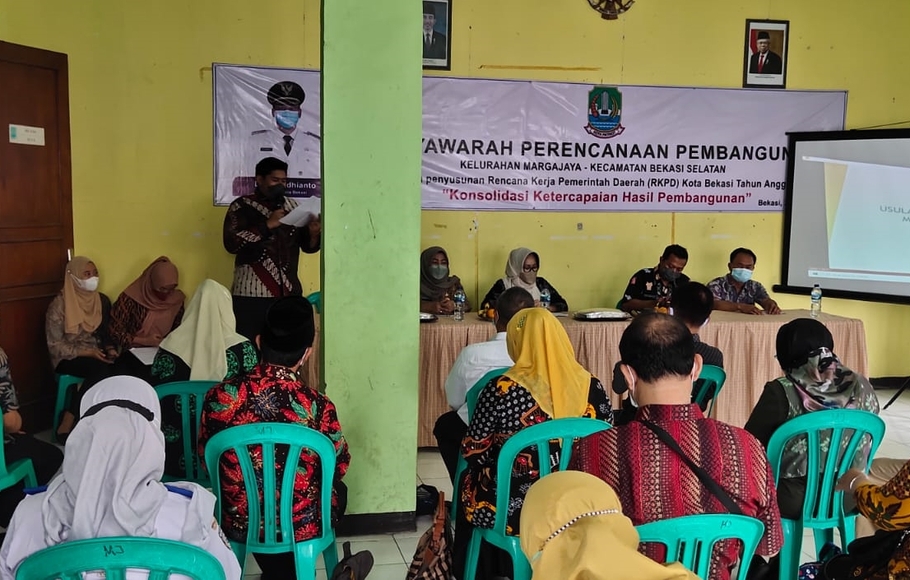 Musyawarah rencana pembangunan warga Margajaya, Kecamatan Bekasi Selatan, Jumat, 21 Januari 2022.