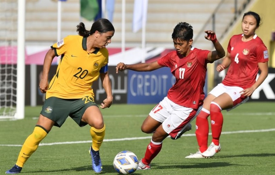 Timnas Indonesia Putri (merah) saat berhadapan dengan Australia di partai Piala Asia Wanita, Jumat, 21 Januari 2022. 