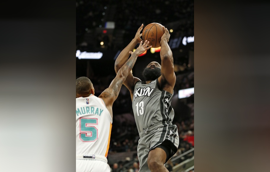 James Harden dari Brooklyn Nets diganggu pemain San Antonio Spurs Dejounte Murray saat hendak menembak pada pertandingan NBA di AT&T Center di San Antonio, Texas.
