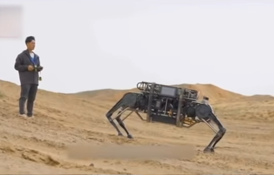 Tiongkok mengembangkan robot bionik terbesar di dunia untuk pengiriman dan pengintaian di medan yang sulit.