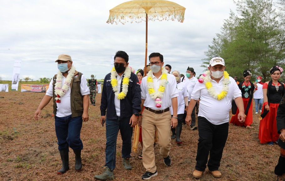 Pemerintah daerah bersama swasta melakukan rehabilitasi hutan Pantai Karang Tirta Pangandaran, Jawa Barat (Jabar) dengan menanam 20.000 bibit pohon cemara udang di pesisir Pantai Pangandaran.