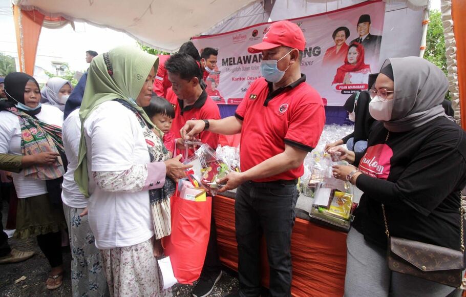 Para ibu yang mengikuti sosialisasi Gerakan Melawan Stunting HaloPuan di Desa Karas Kecamatan Sedan, Rembang mendapat paket makanan tambahan yang antara lain adalah 400 gram bubuk daun kelor, Sabtu, 22 Januari 2022.