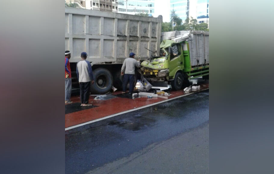 Truk pembawa batako menabrak truk lainnya di Jakarta Selatan menyebabkan satu orang tewas, Minggu, 23 Januari 2022.