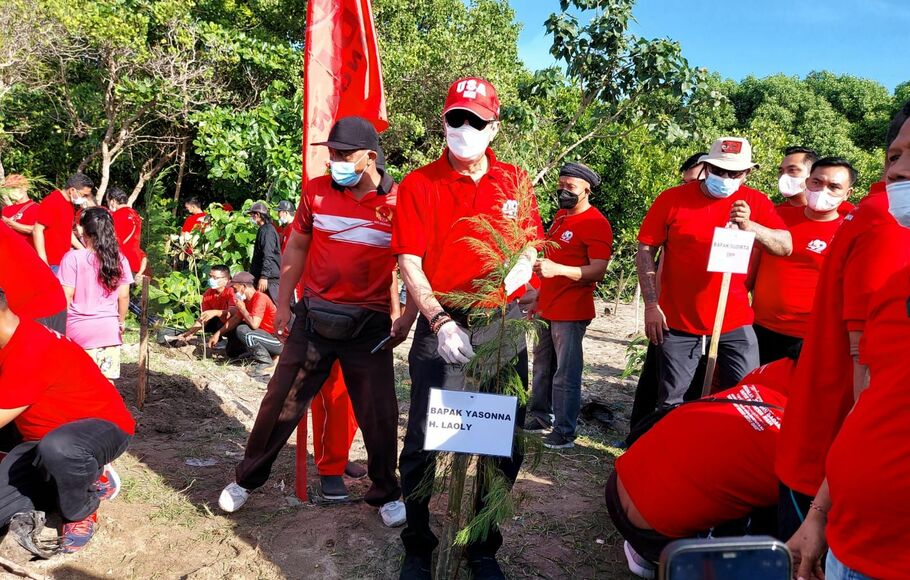 Menkumham Yasonna Laoly bersama kader PDIP tanam pohon di Denpasar, Bali untuk merayakan HUT Ketum Megawati Soekarnoputri, Minggu, 23 Januari 2022.