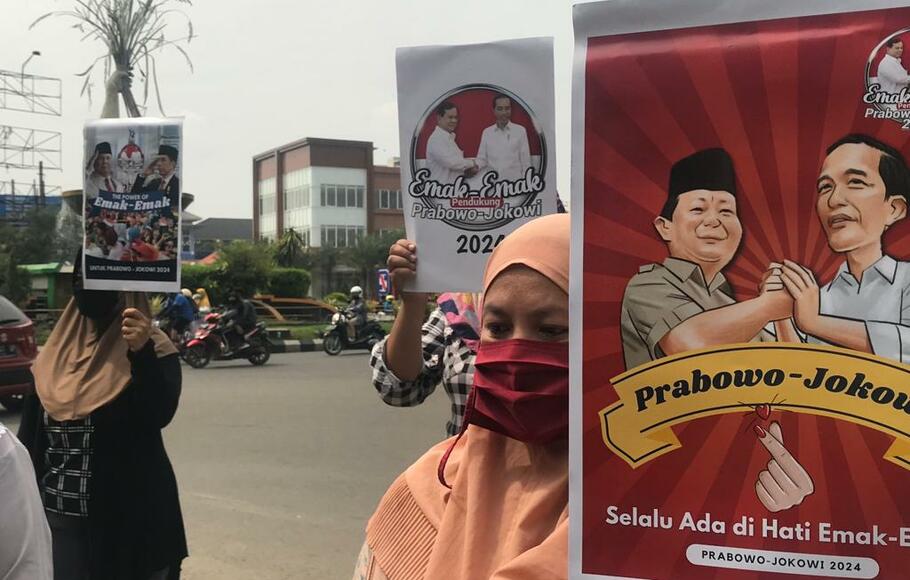 Puluhan emak-emak mendukung Prabowo-Jokowi maju di Pilpres 2024 di Tugu Padi Karawang, Kabupaten Karawang, Jawa Barat pada Minggu 23 Januari 2022.