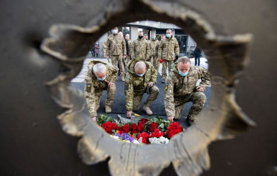 Veteran tentara menghadiri upacara penghormatan kepada para pembela Ukraina yang gugur, termasuk pasukan yang tewas dalam pertempuran dengan pemberontak pro-Rusia di bandara Donetsk pada tahun 2015, di  markas besar Kementerian Pertahanan di Kiev, Ukraina,

