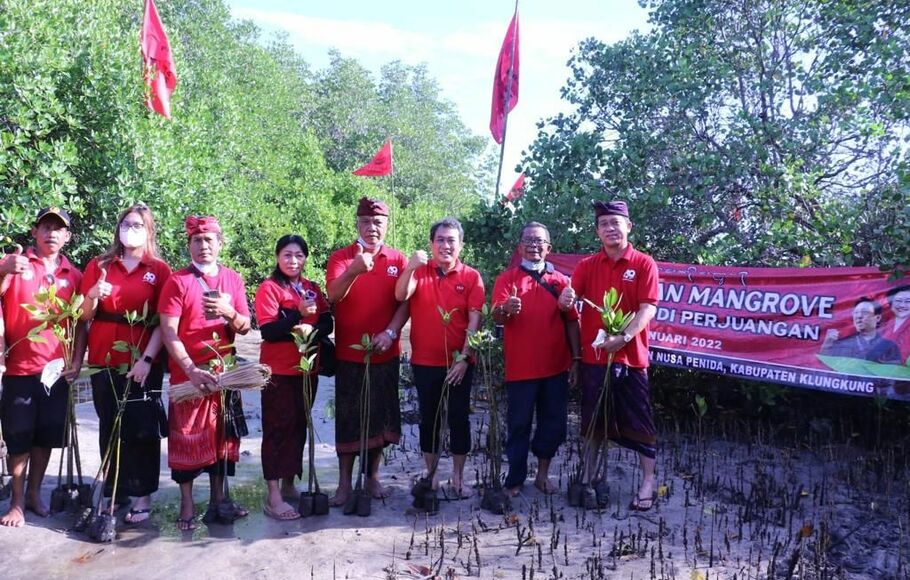 Wakil Ketua DPD PDIP Bali I GN Kesuma Kelakan memimpin penanaman 2.000 pohon mangrove di Pantai Desa Lembongan, Kecamatan Nusa Penida Kabupaten Klungkung, Bali, Minggu, 23 Januari 2022.