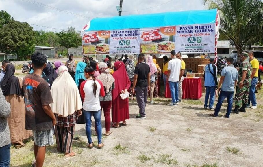 Operasi pasar minyak goreng yang digelar PT Maju Aneka Sawit di pasar tradisional Desa Penyang Kecamatan Telawang, Sabtu (22/1/2022).