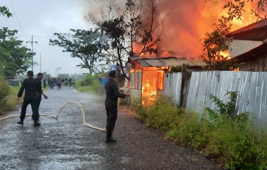 Salah satu perumahan pemda yang dibakar di Elelim menjelang PSU, Sabtu, 22 Januari 2022. 