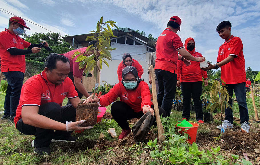 Ketua DPD PDI Perjuangan Provinsi Banten Ade Sumardi didampingi Ketua Pelaksana Suparmi saat menanam bibit durian