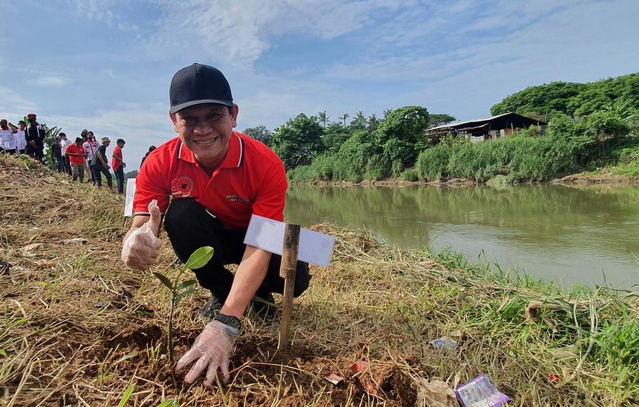 Wakil Ketua DPRD Provinsi Banten Bahrum HS saat menanam bibit mangrove di bantaran Sungai Cisadane