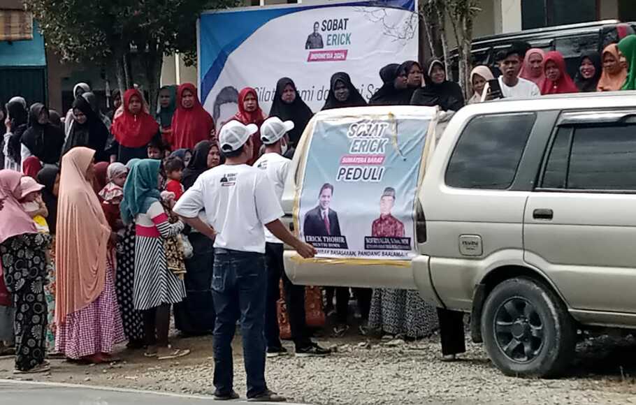 Sobat Erick, kelompok relawan pendukung Menteri BUMN, Erick Thohir membagikan sembako kepada warga Jorong Suliti Nagari Surian, Solok, Sumatera Barat, Minggu, 23 Januari 2022.