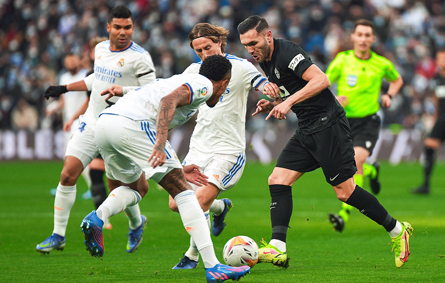 Para pemain Real Madrid mengadang pergerakan penyerang Elche Lucas Perez dalam laga Liga Spanyol di Stadion Santiago Bernabeu, Madrid, Minggu, 23 Januari 2022.