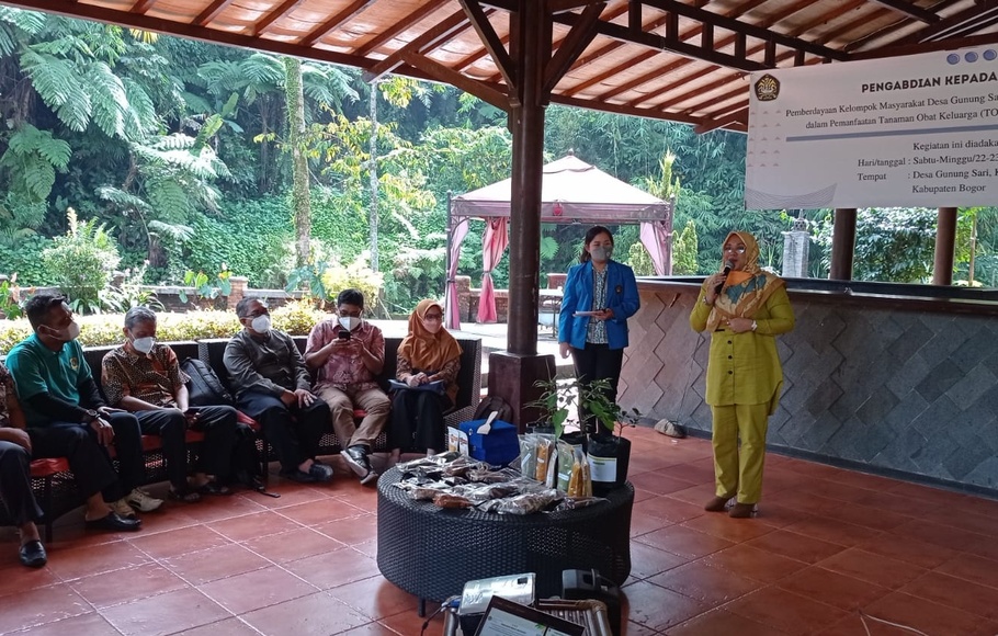 Warga Desa Gunung Sari, Kecamatan Pamijahan, Kabupaten Bogor mendapat pelatihan pembuatan tanaman obat keluarga (Toga) dan jamu dari Universitas Pancasila, Jakarta pada 22-23 Januari 2022.