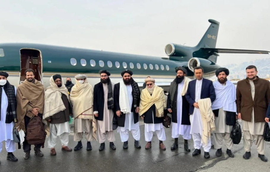 Delegasi Taliban berpose untuk foto sebelum berangkat ke Oslo, Norwegia untuk melakukan perundingan