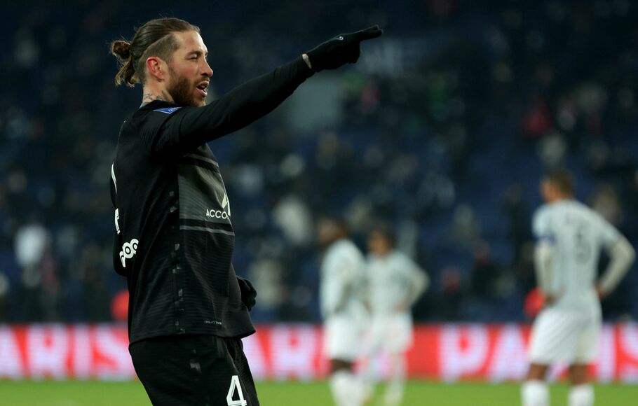 Bek Sergio Ramos merayakan gol perdananya untuk Paris Saint-Germain (PSG) yang dicetaknya ke gawang Reims.