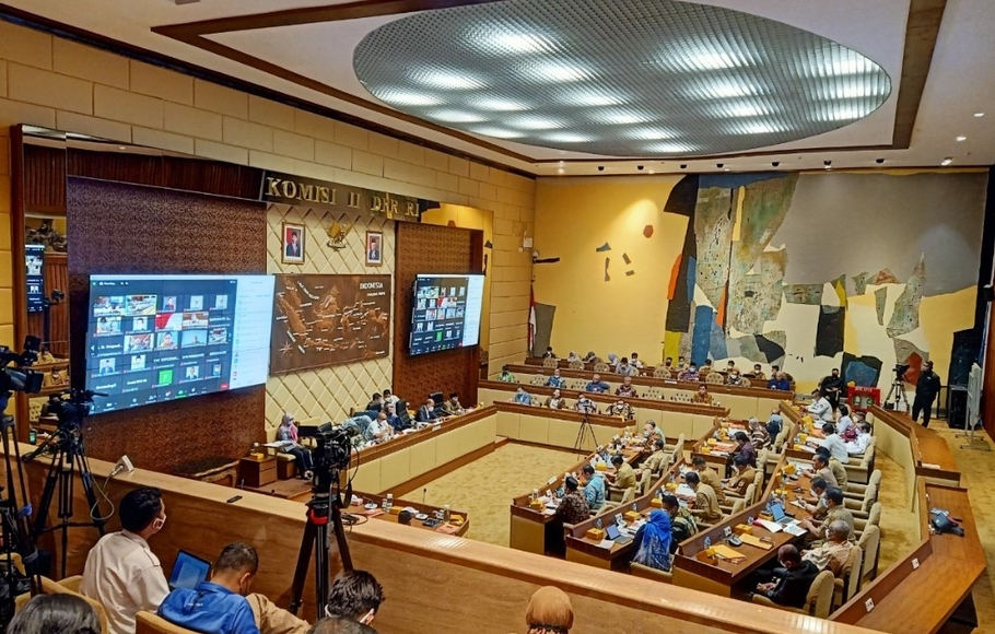 Rapat kerja Komisi II DPR dengan KPU, pemerintah, dan Bawaslu tentang tanggal, jadwal, dan tahapan Pemilu Serentak 2024 di Kompleks Parlemen, Senayan, Jakarta, Senin 24 Januari 2022.