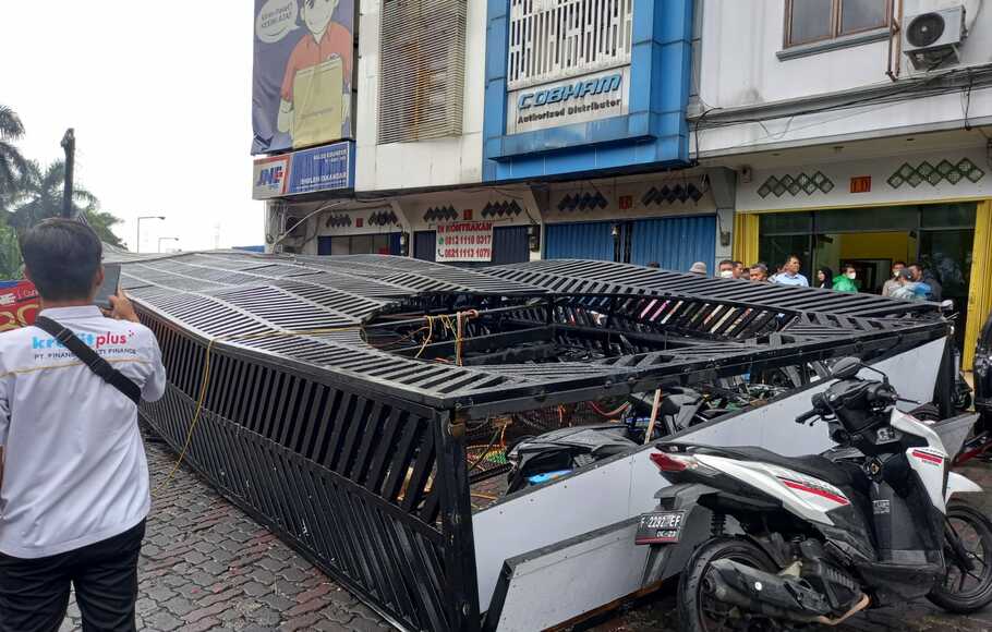 Papar reklame dengan panjang 20 meter dan lebar 5 meter menimpa puluhan motor yang terparkir di ruko Simpang BOR, Kota Bogor, Senin, 24 Januari 2022.