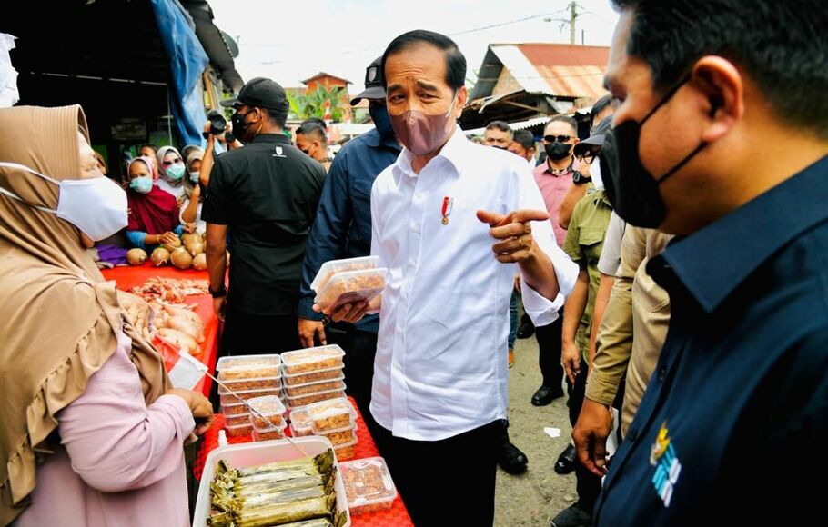 Menteri BUMN Erick Thohir mendampingi Presiden Joko Widodo (Jokowi) saat memberikan bantuan modal kepada pedagang di Pasar Bari Tanjung Enim, Muara Enim, Sumsel, Senin, 24 Januari 2022.