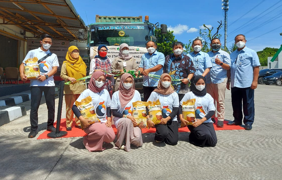 PT Food Station melakukan kegiatan pelepasan 21,5 ton produk beras FS-Borneofood ke Kalimantan, Senin 24 Januari 2022.