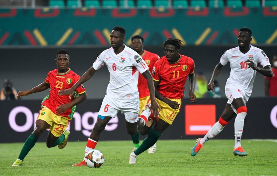 Gelandang Gambia Sulayman Marreh (kedua kiri) dikawal pemain Guinea Aguibou Camara (kiri) dalam babak 16 besar Piala Afrika 2021, di Stadion Kouekong di Bafoussam, 24 Januari 2022.