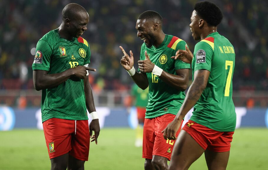 
Striker Kamerun, Vincent Aboubakar (kiri) merayakan gol bersama Karl Toko Ekambi (tengah) dan Clinton Njie (kanan) setelah mencetak gol ke gawang Kepulauan Comoros dalam partai 16 besar Piala Afrika 2021di Stadion Olembe, Yaounde, 24 Januari 2022.